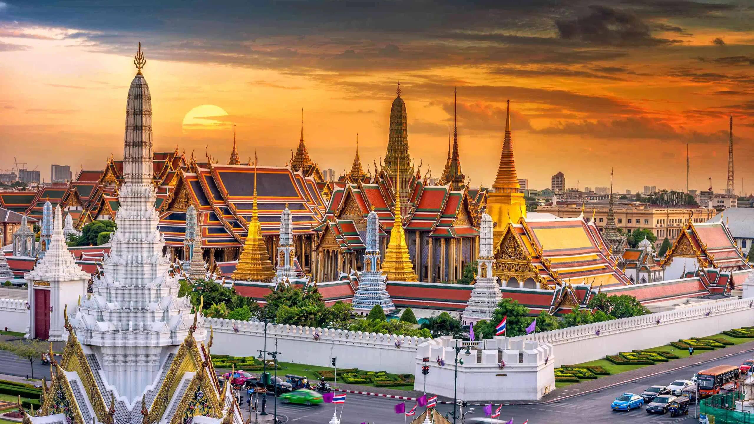 Grand palace and Wat phra keaw at sunset bangkok