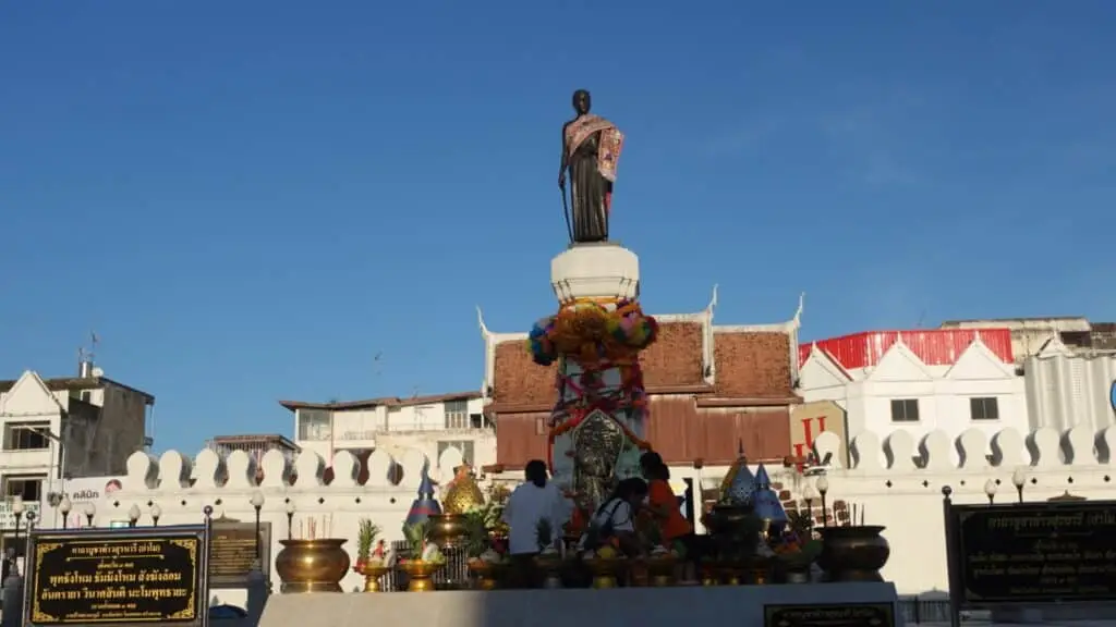 Thao Suranari Monument (Ya Mo)